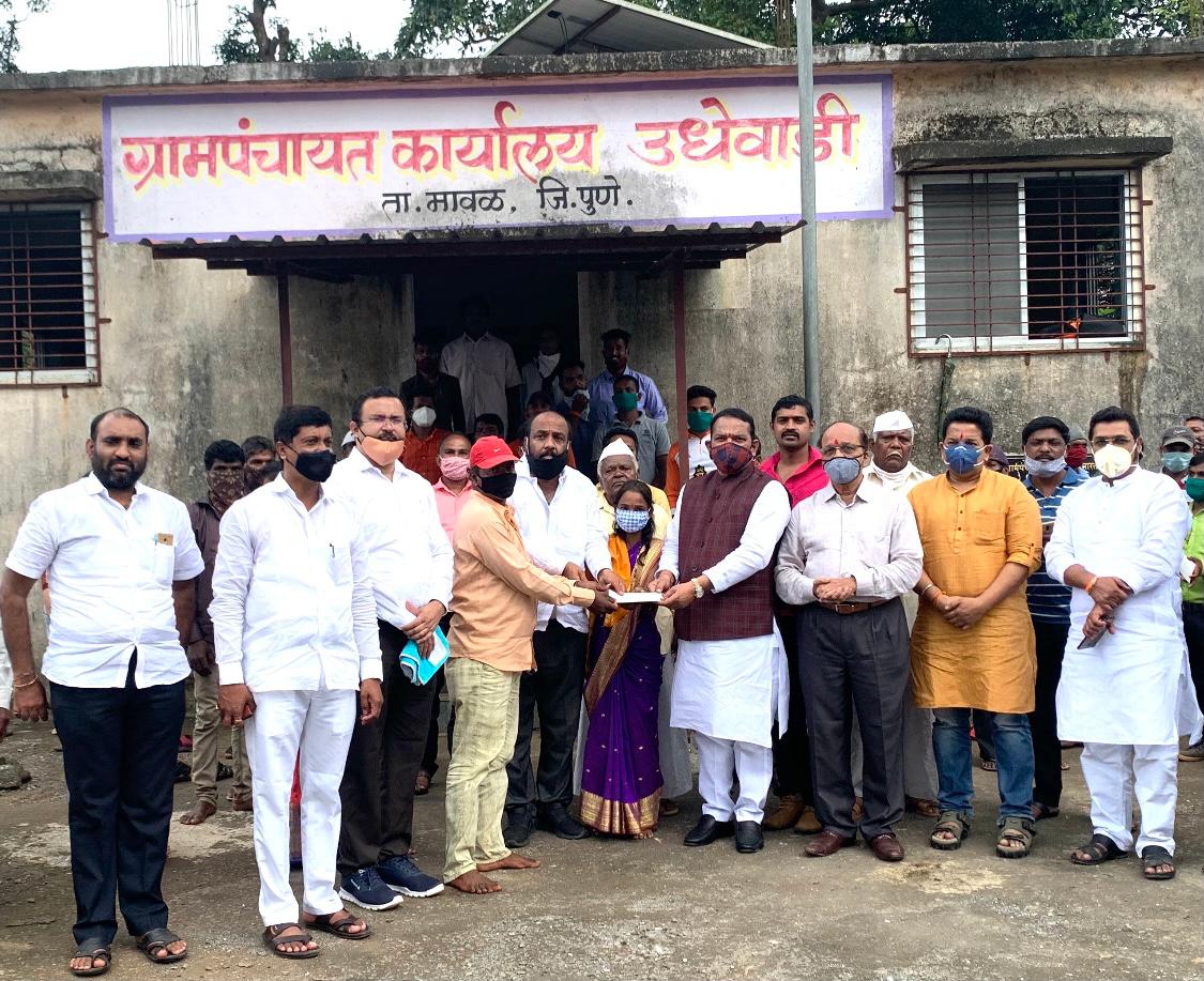 निसर्ग चक्रीवादळाचा फटका बसलेल्यांना खासदार श्रीरंग बारणे यांच्या हस्ते नुकसान भरपाई धनादेशचे वाटप