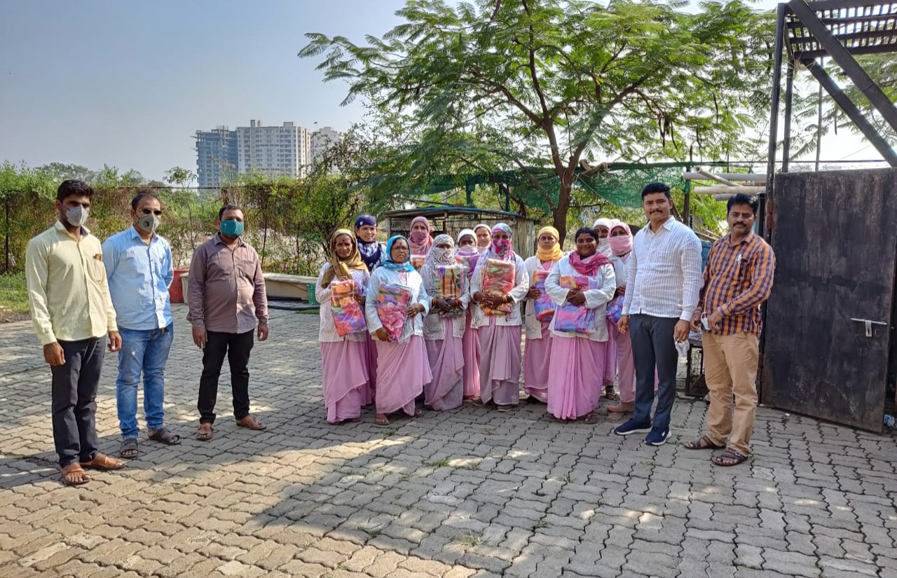 तापकीरनगर येथील ओम साई ग्रुपतर्फे सफाई कर्मचाऱ्यांना ब्लँकेटचे वाटप