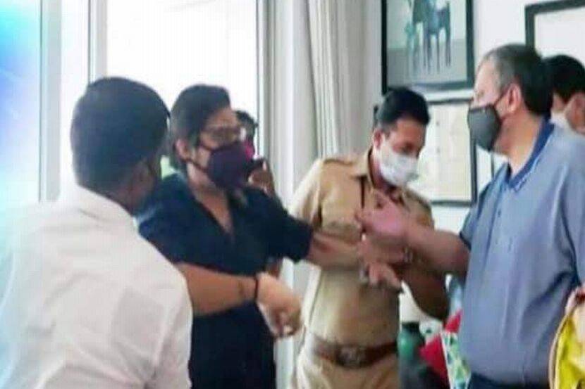 रिपब्लिक चॅनेलचे संपादक अर्णब गोस्वामी यांना अटक