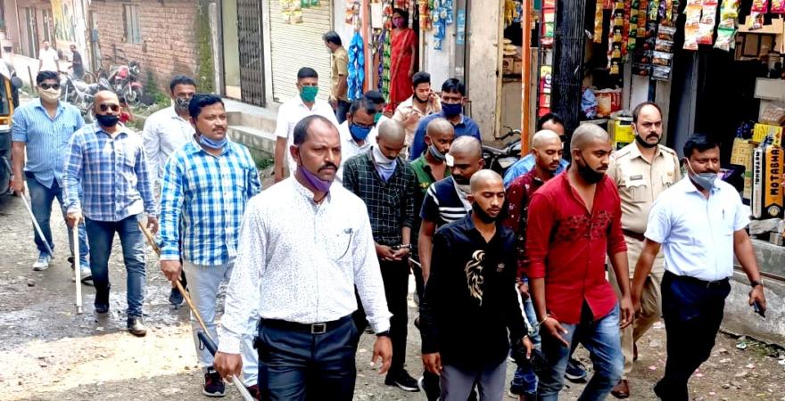 वाकड पोलिसांचा पॅटर्नच वेगळा.. रहाटणी परिसरात दहशत माजवणाऱ्या गुंडांची काढली धिंड..!