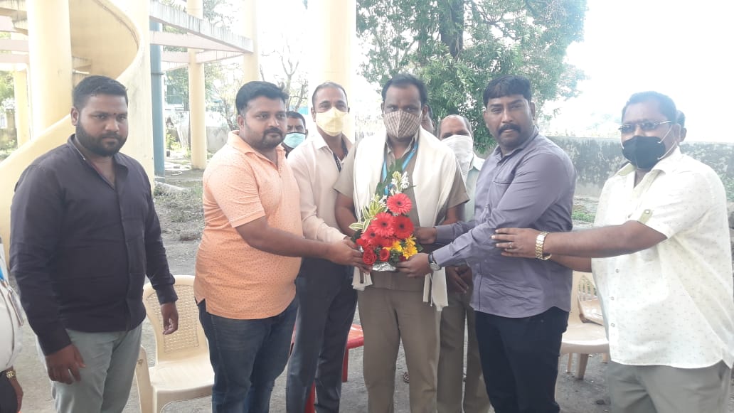 'त्या' प्रामाणिक सफाई कर्मचाऱ्याचा पिंपरी युवासेना व नगरसेवक राजू बनसोडे यांच्यावतीने सत्कार