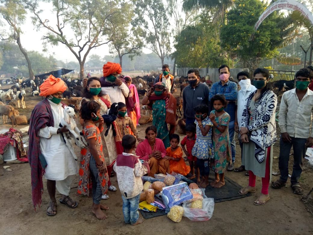 मानवी हक्क संरक्षण आणि जागृतीच्या सदस्यांनी केली भटकंती करणाऱ्या मेंढपाळांची दिवाळी गोड..!
