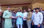 भोसरीतील प्रज्योत फुगे प्रतिष्ठानच्यावतीने नागरिकांना ११ हजार पणत्यांचे वाटप