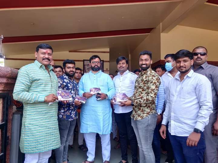 भोसरीतील प्रज्योत फुगे प्रतिष्ठानच्यावतीने नागरिकांना ११ हजार पणत्यांचे वाटप