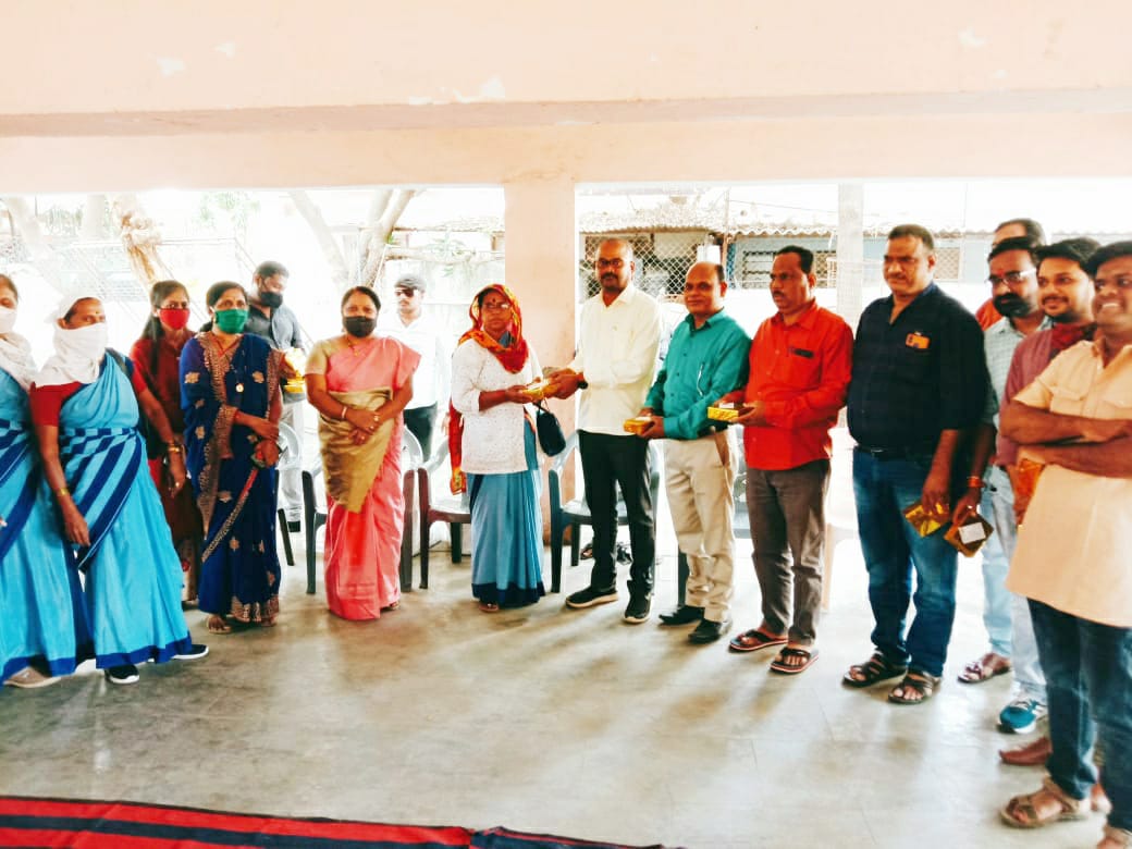 सफाई कर्मचाऱ्यांना मिठाई वाटप करत क्रीडा सभापती उत्तम केंदळेंनी केली दिवाळी साजरी..!