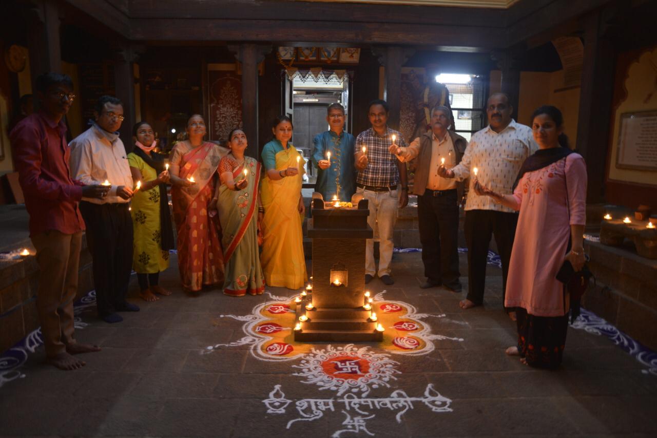 दिवाळीनिमित्त चापेकरवाडा १५१ दिव्यांनी उजळला..!