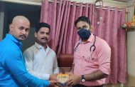 दिघी परिसरातील गरजूंसाठी राष्ट्रवादीचे युवक संघटक मंगेश असवले यांचा पुढाकार; ४०० मास्क आणि सॅनिटायझर डॉक्टरांकडे सुपूर्द
