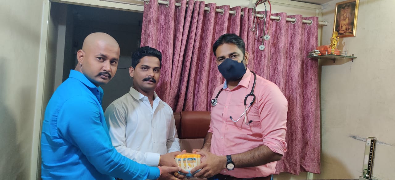 दिघी परिसरातील गरजूंसाठी राष्ट्रवादीचे युवक संघटक मंगेश असवले यांचा पुढाकार; ४०० मास्क आणि सॅनिटायझर डॉक्टरांकडे सुपूर्द