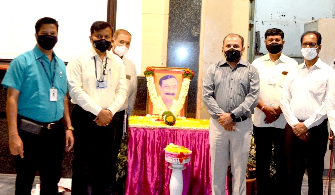 माजी महापौर मधुकरराव पवळे यांना महापालिकेच्यावतीने अभिवादन