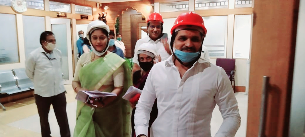 शिवसेना, राष्ट्रवादीच्या सदस्यांची स्थायी समितीत हेल्मेट परिधान करून 'एंन्ट्री'