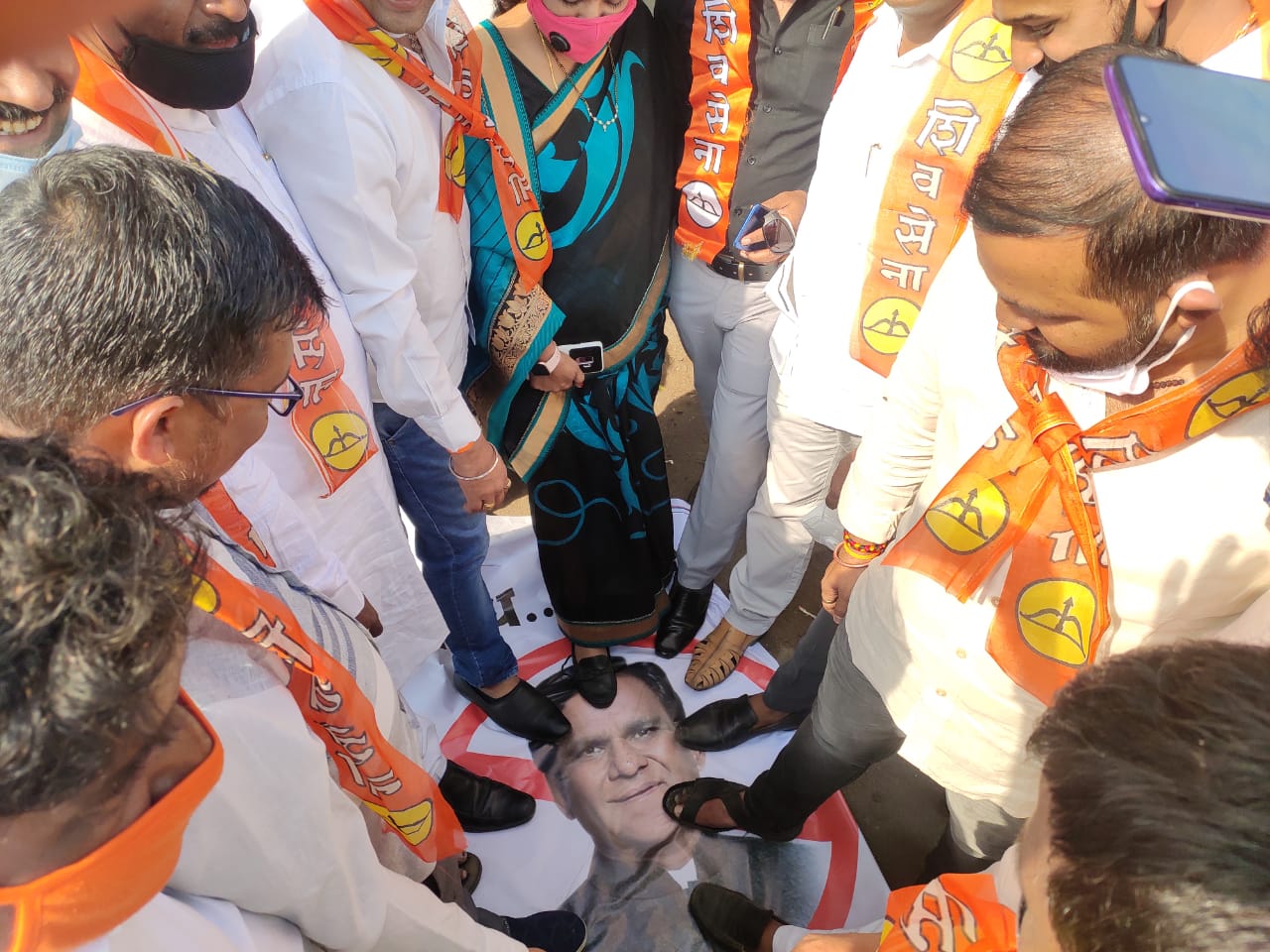 रावसाहेब दानवेंच्या प्रतिमेला जोडे मारून शिवसेनेकडून निषेध..!