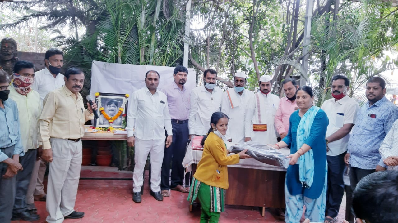 मराठवाडा जनविकास संघ व जय भगवान महासंघातर्फे स्व.गोपीनाथ मुंडे यांची जयंती साजरी; अंध, अपंग गरजूंना स्वेटर व ब्लॅंकेटचे वाटप