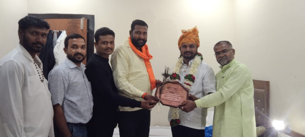 आमदार अमोल मिटकरी यांना 'लहुमुद्रा' भेट देऊन सन्मान..!
