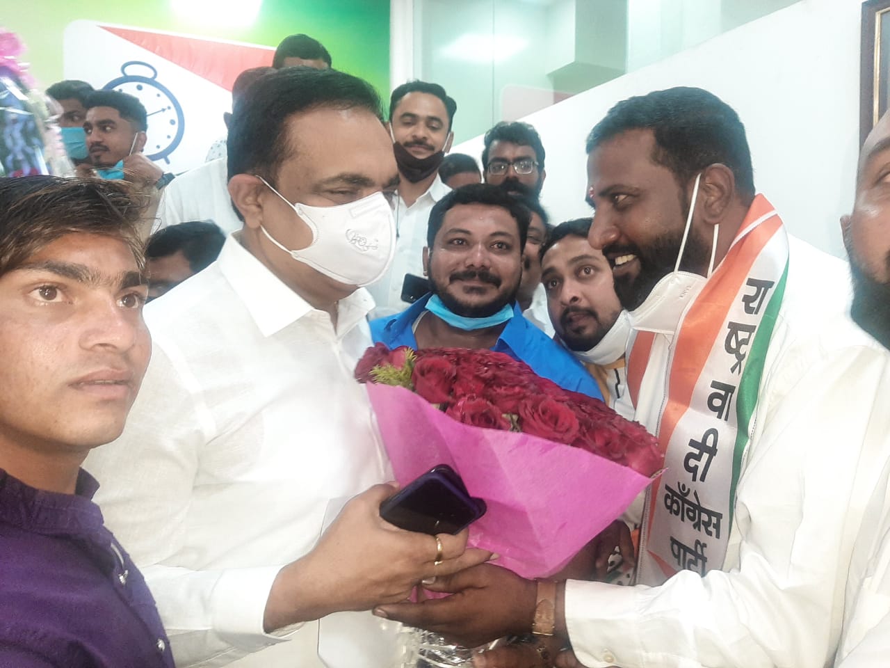 युवराज दाखले यांचा शेकडो कार्यकर्त्यांसह राष्ट्रवादी काँग्रेसमध्ये प्रवेश..!