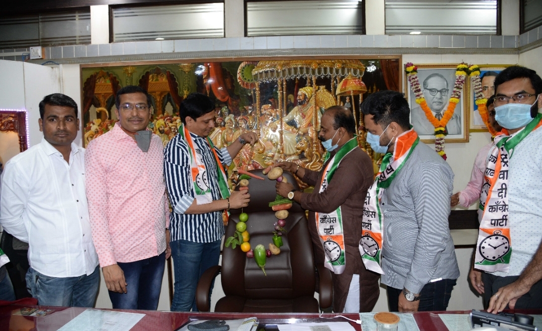 शेतकरी आंदोलनाबाबत बेताल वक्तव्य करणाऱ्या उपमहापौरांचा राष्ट्रवादीकडून निषेध; केशव घोळवेंच्या खुर्चीला घातला पालेभाज्या-फळांचा हार..!