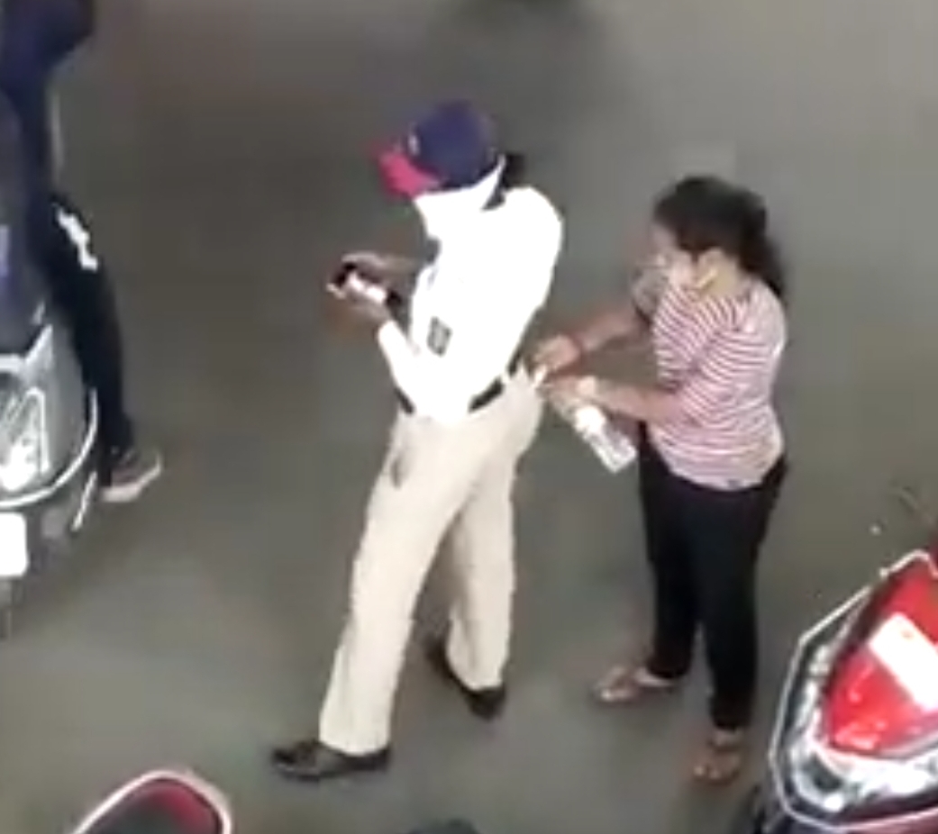 महिला वाहतूक पोलीस कर्मचाऱ्याची लाच स्विकारण्याची नवी शक्कल;  व्हिडीओ सोशल मिडीयावर व्हायरल