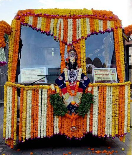 फुलांनी सजविलेल्या तीन एसटी बस आळंदीकडे रवाना