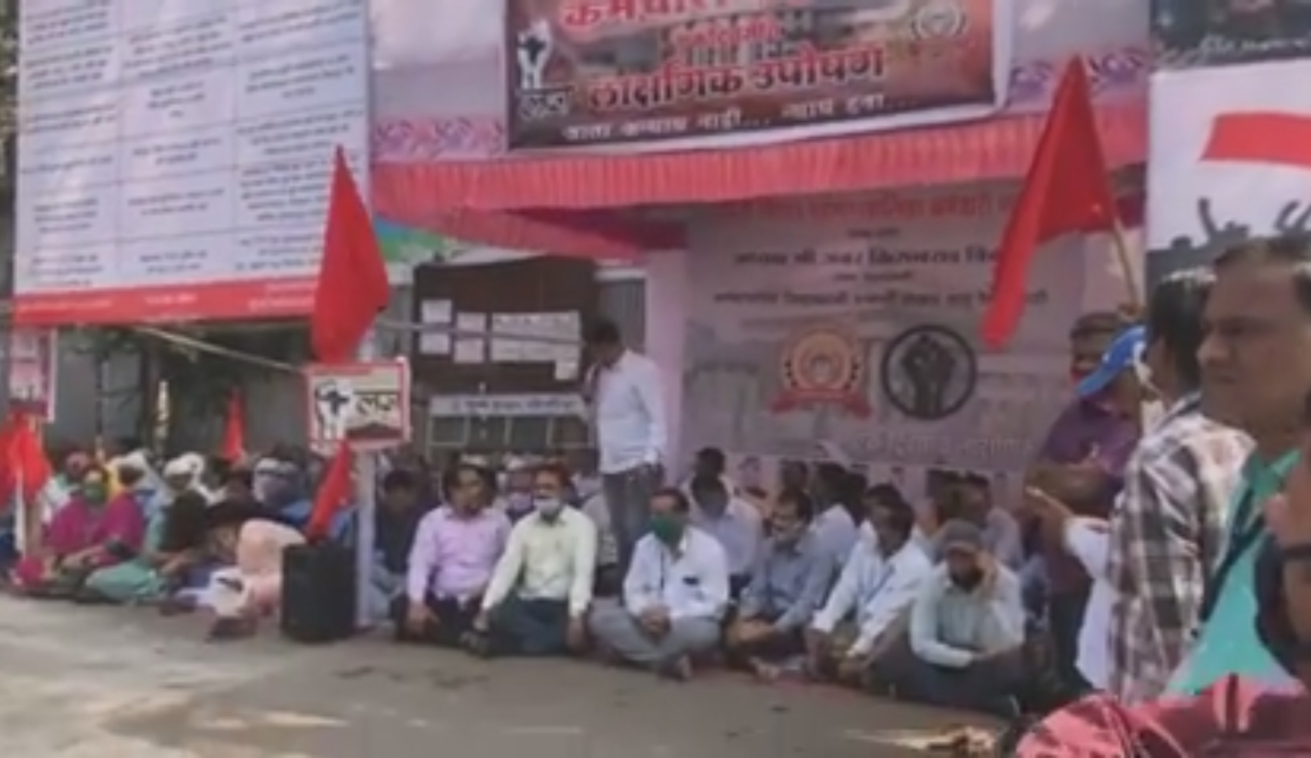 पिंपरी चिंचवड महापालिका कर्मचाऱ्यांचे 'धन्वंतरी' योजनेसाठी लाक्षणिक उपोषण