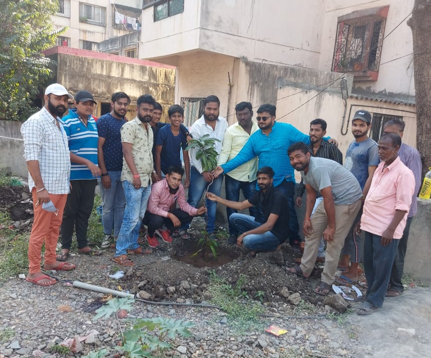 बाळासाहेब ठाकरे यांच्या जयंतीनिमित्त पिंपरी युवासेनेकडून वृक्षारोपण