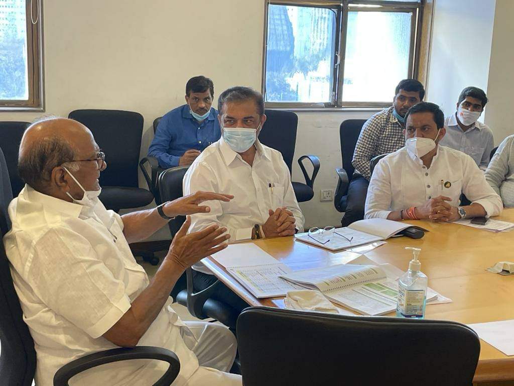 मावळ तालुक्यातील पोल्ट्री व्यावसायिक आर्थिक संकटात; आमदार सुनील शेळकेंनी घेतली शरद पवारांची भेट