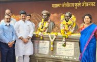 सावित्रीबाई फुले यांच्या जयंतीनिमित्त सामाजिक न्यायमंत्री धनंजय मुंडे यांनी फुले वाड्यात केले अभिवादन