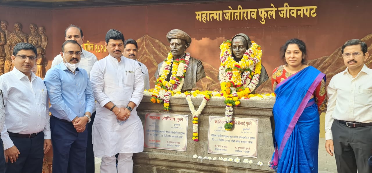 सावित्रीबाई फुले यांच्या जयंतीनिमित्त सामाजिक न्यायमंत्री धनंजय मुंडे यांनी फुले वाड्यात केले अभिवादन