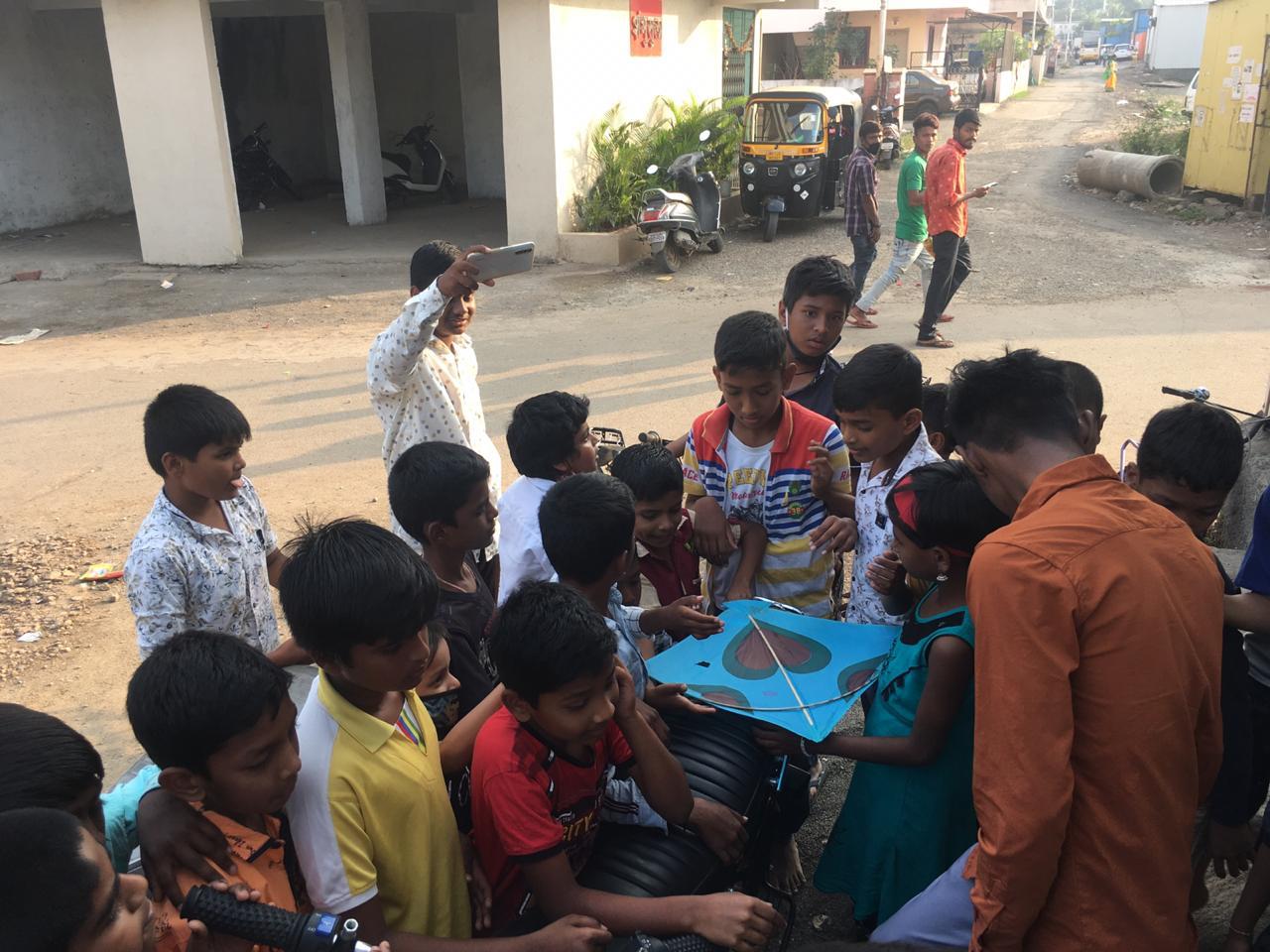 मकर संक्रांतीनिमित्त मनसेतर्फे रूपीनगर - तळवडे प्रभागात मोफत पतंग वाटप