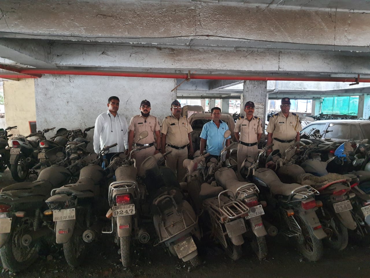 वर्षानुवर्षे धुळ खात पडलेली ६५ बेवारस वाहने मुळ मालकांना परत मिळणार; चिंचवड पोलीस स्टेशन व गंगामाता वाहन शोध संस्थेचा अभिनव उपक्रम