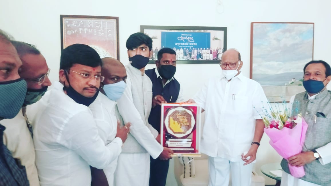 'एक मराठा लाख मराठा' या देशव्यापी सामाजिक संघटनेच्या बोधचिन्हाचे शरद पवार यांच्या अनावरण