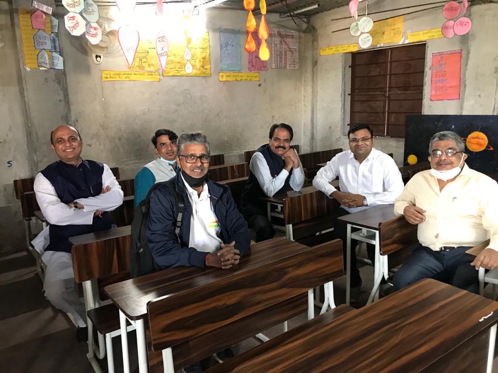 रोटरी क्लब निगडीने शाळेला दिले ७० बेंचेस..!