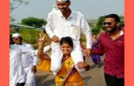 माझा 'कारभारी' लय भारी.. पत्नीने चक्क पतीलाच खांद्यावर घेत मिरवणूक काढली..!
