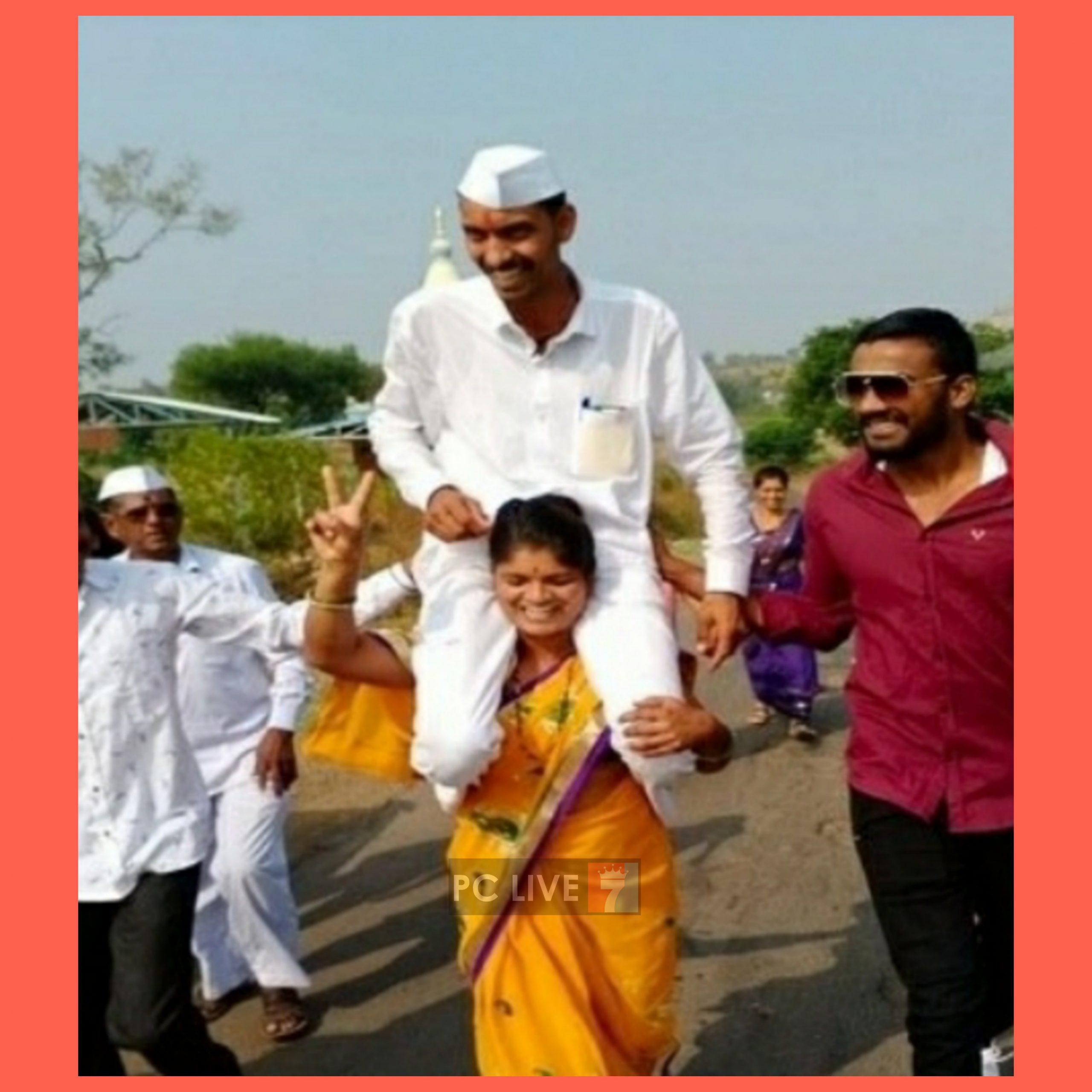 माझा 'कारभारी' लय भारी.. पत्नीने चक्क पतीलाच खांद्यावर घेत मिरवणूक काढली..!