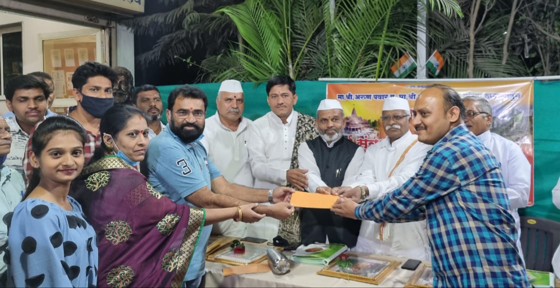अरूण पवार व बालाजी पवार कुटुंबियांच्यावतीने श्रीराम मंदिर व दुर्ग संवर्धनासाठी निधीचे हस्तांतरण