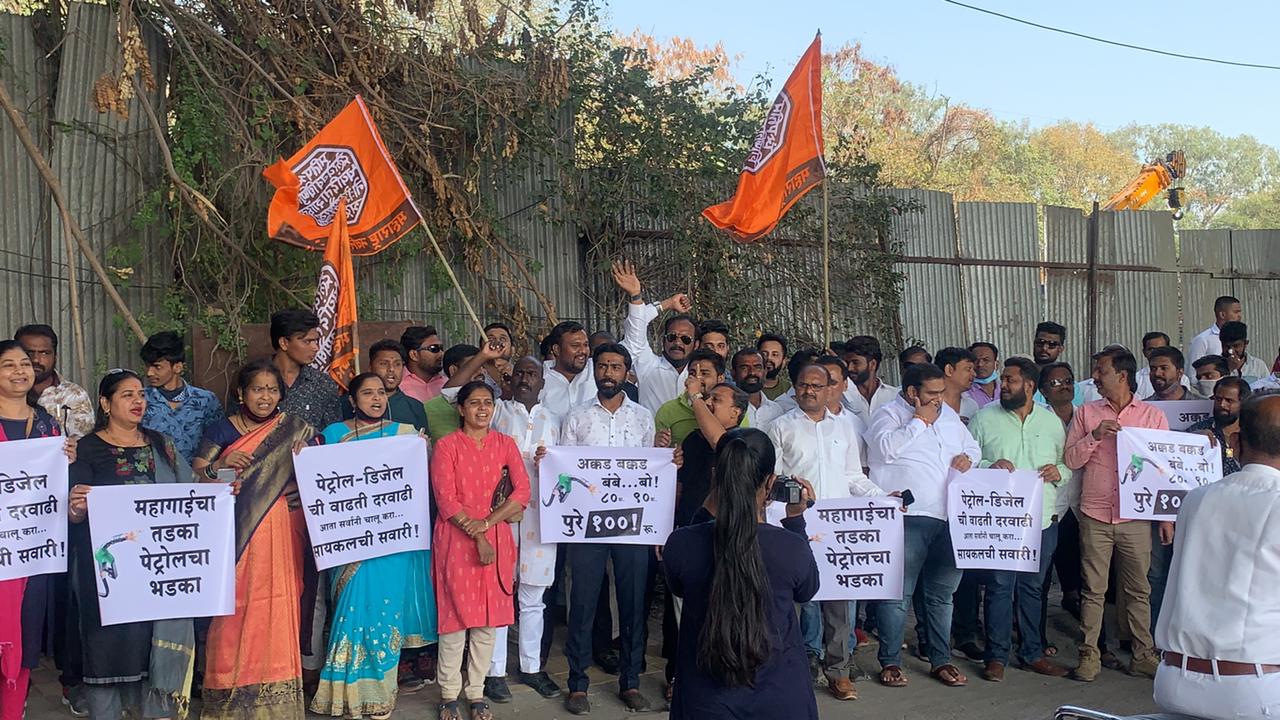 पेट्रोल-डिझेलच्या दरवाढी विरोधात पिंपरीत मनसेचे आंदोलन