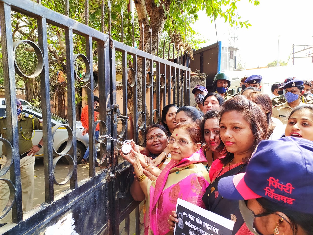 वाढीव वीज दराच्या निषेधार्थ पिंपरीत भाजपाने महावितरणला ठोकले टाळे..!