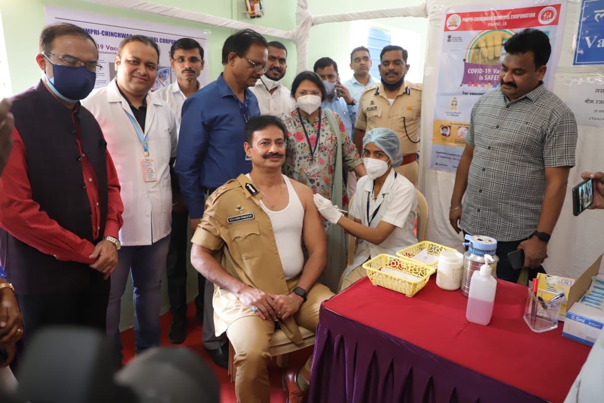 पोलीस आयुक्त कृष्णप्रकाश यांनी घेतली कोरोनाची लस; शहरात पोलिसांच्या लसीकरणाला सुरूवात