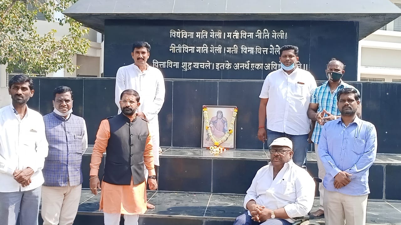 ज्ञानज्योती सावित्रीबाई फुले स्मारक समितीच्या वतीने राष्ट्रसंत गाडगे महाराजांची जयंती साजरी