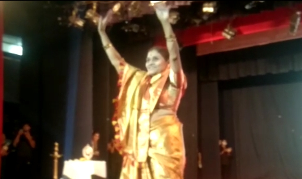 महापौरांचा विनामास्क 'रॅम्प वॉक', कोरोना वाढत असताना भाजपच्या कार्यकर्त्यांची कार्यक्रमाला तोबा गर्दी..!