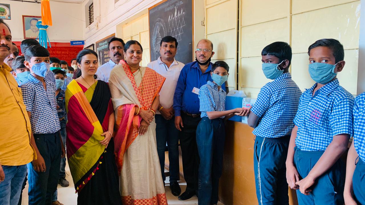 कुंदा भिसे यांच्या वाढदिवसानिमित्त अण्णासाहेब मगर शाळेला सॅनिटायझर मशीन भेट