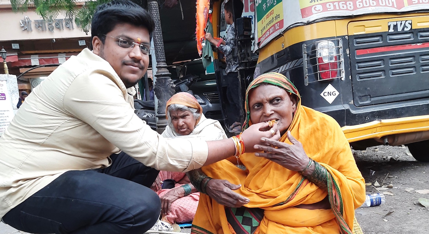 शिवजयंतीनिमित्त संकल्प वेल्फेअरच्या वतीने गोरगरिबांना 'मायेचा घास'