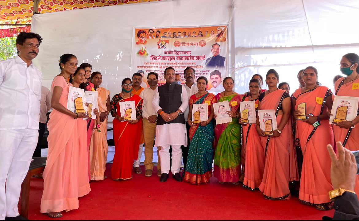 शिवसेनेच्या वतीने विविध क्षेत्रात उल्लेखनीय कामगिरी करणा-या महिलांचा सन्मान