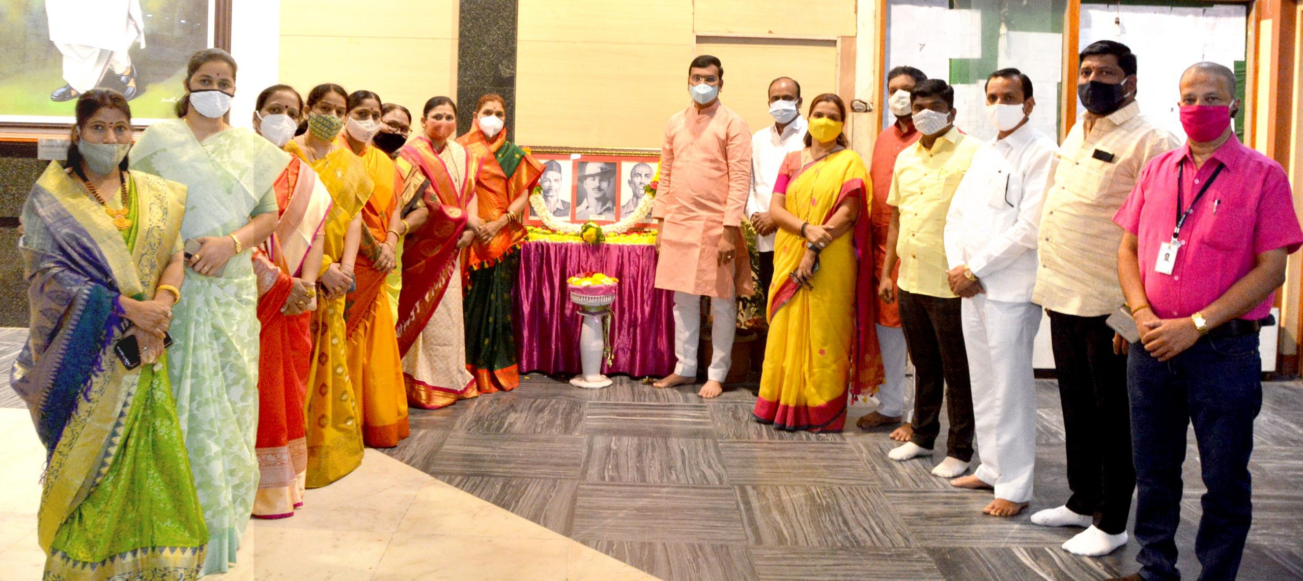शहीद भगतसिंग, राजगुरु, आणि सुखदेव यांना महापालिकेच्या वतीने अभिवादन