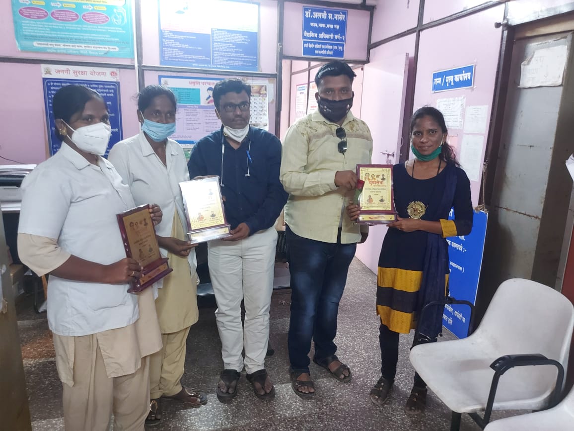 पिंपरी युवासेना व सुलभाताई उबाळे सोशल फाउंडेशनतर्फे वैद्यकीय सेवेतील महिलांचा सन्मान