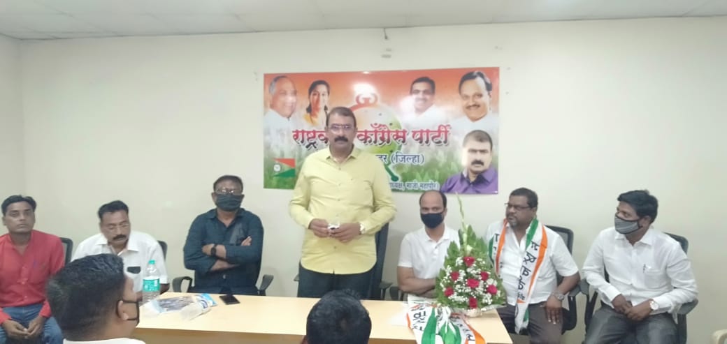 अजित पवार यांनी अर्थसंकल्पामध्ये विविध महामंडळांना ५०० कोटींची भरीव तरतूद केल्याबद्दल राष्ट्रवादीच्या सामाजिक न्याय विभागाच्यावतीने पिंपरीत अभिनंदन ठराव