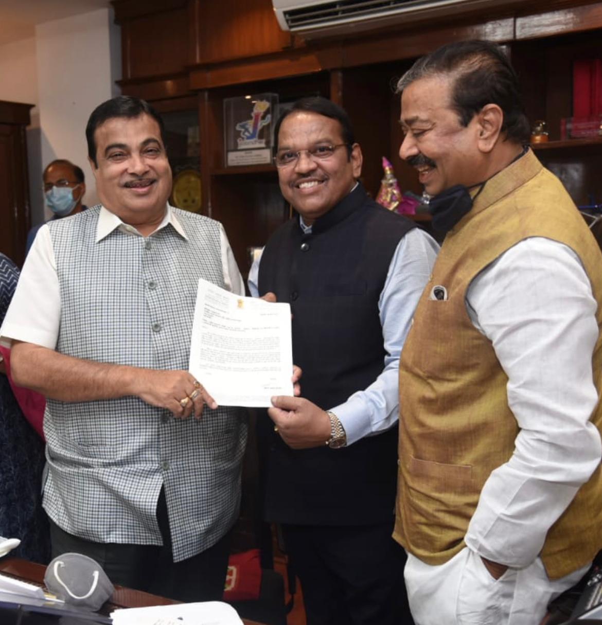 'पलसदारी, शहापूर, मुरबाड कर्जत रस्त्यांचे काम निकृष्ट दर्जाचे, चौकशी करुन दोषींवर कारवाई करा'; शिवसेना खासदार श्रीरंग बारणे यांनी घेतली नितीन गडकरी यांची भेट