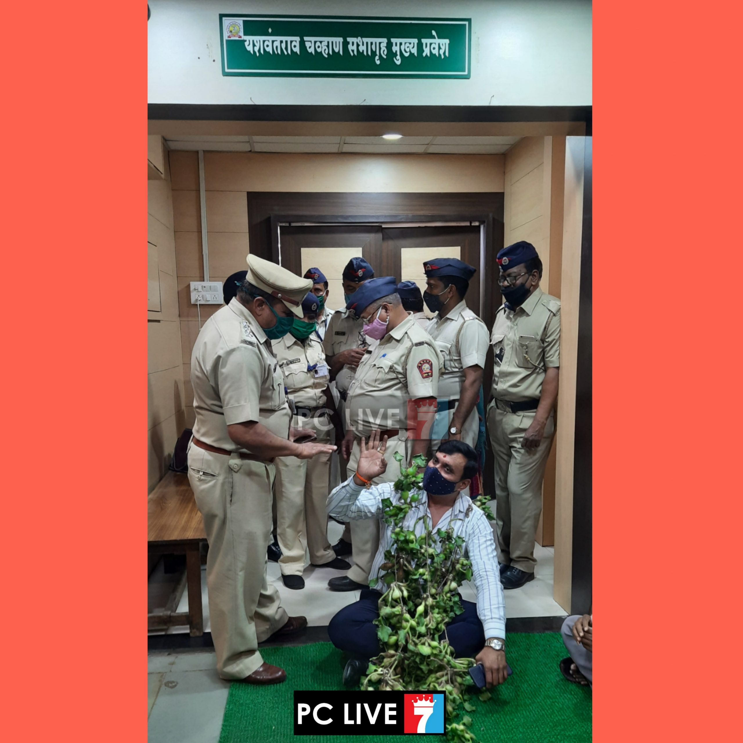 जलपर्णींच्या निषेधार्थ शिवसेना नगरसेवक सचिन भोसलेंचे अनोखे आंदोलन; जलपर्णींचा हार गळ्यात घालून केला प्रशासनाचा निषेध