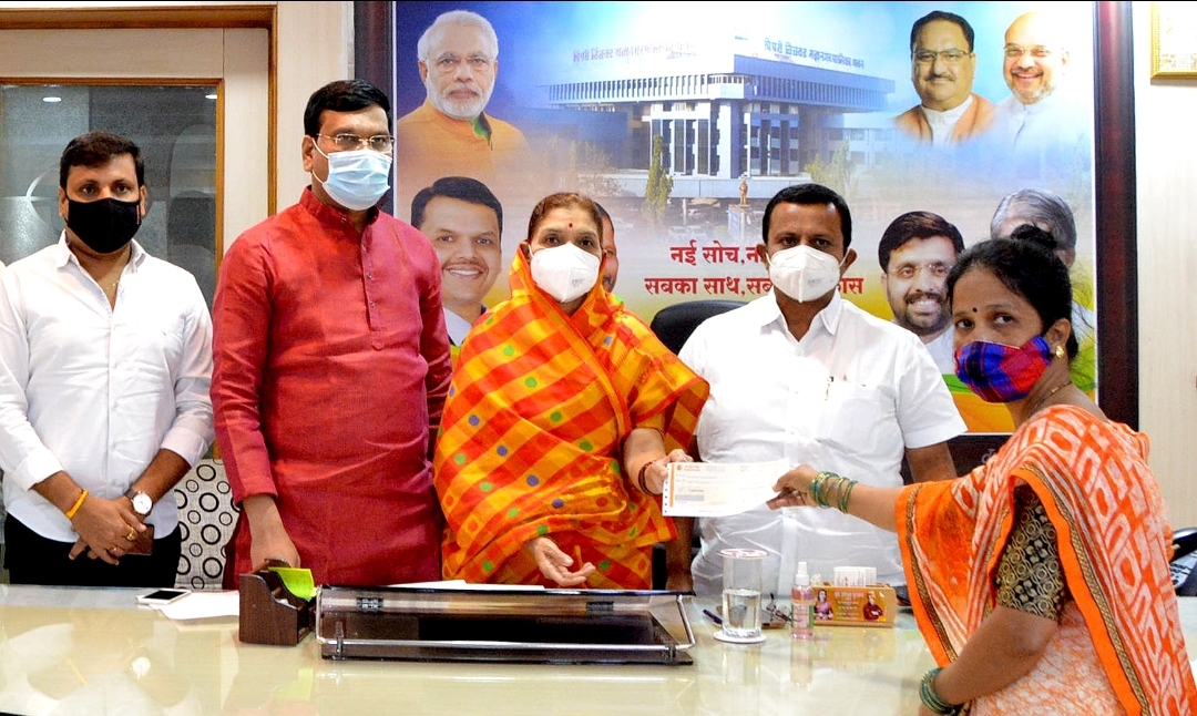 कोरोनामुळे मृत्यू झालेल्या महापालिका कर्मचाऱ्यांच्या वारसांना विमा योजनेचे धनादेश सुपूर्त