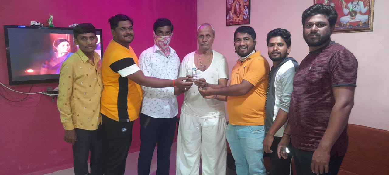 मावळातील एकता प्रतिष्ठानचे संस्थापक बाळासाहेब घारे यांच्या वाढदिवसानिमित्त डोणे गावात सॅनिटायझरचे वाटप