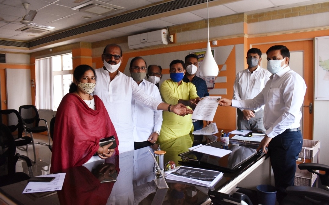 कोरोनाचे रूग्ण उपचाराअभावी दगावल्यास सत्ताधारी भाजपा जबाबदार; माजी आमदार विलास लांडे यांनी शिष्टमंडळासमवेत दिले आयुक्तांना निवेदन