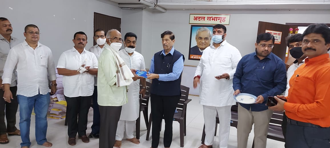 आणीबाणीत तुरुंगवास भोगलेल्या व्यक्तींचा पिंपरी चिंचवड भाजपातर्फे सन्मान